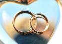 Jakie obrączki wybrać? Czy wiesz, jak nosić pierścionek zaręczynowy po ślubie? Sprawdź!