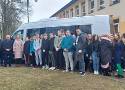 Nowy autobus dla Zespołu Szkół w Dowspudzie. Pojazd przekazał młodzieży starosta suwalski 