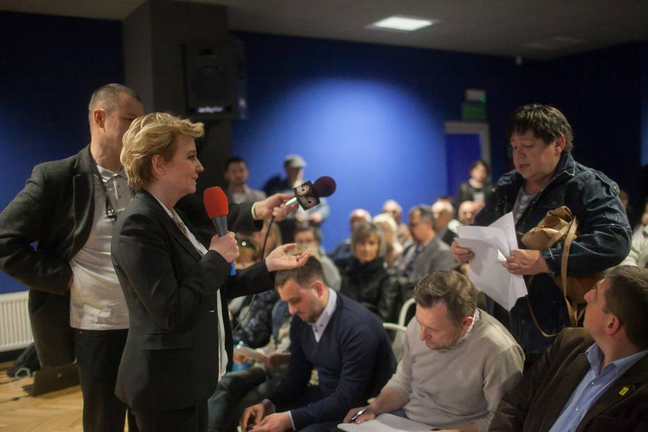 Hanna Zdanowska podczas konsultacji z mieszkańcami Widzewa