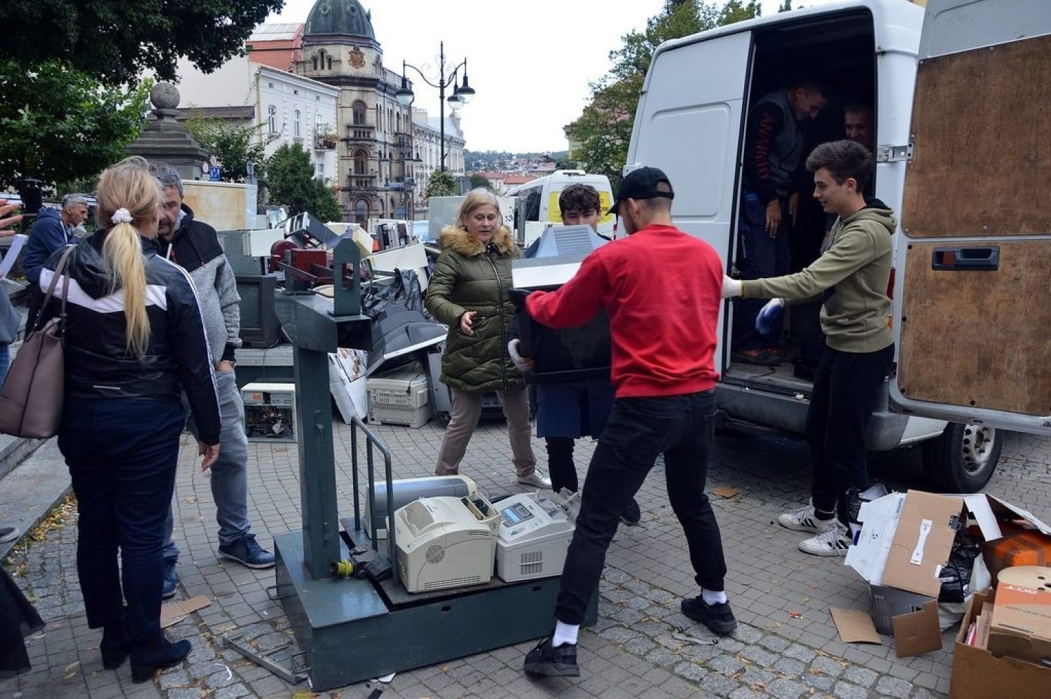 Podczas akcji zebranych zostało 32 752,6 kg śmieci, w tym 8 356 kg elektrośmieci, 14 396,6 kg makulatury, 4 928 sztuk butelek plastikowych