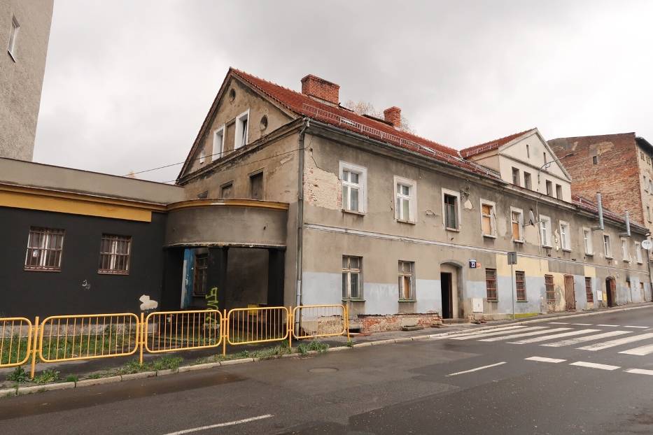 Najbliższe wyburzenia w Wałbrzychu w 2024 roku. Z mapy zniknie dawny komisariat, jadłodajnia i hala - lista i zdjęcia