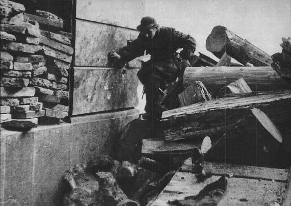 Tajny fotograf powstania warszawskiego. Ostatnie zdjęcie zrobił leżąc ranny w bramie domu