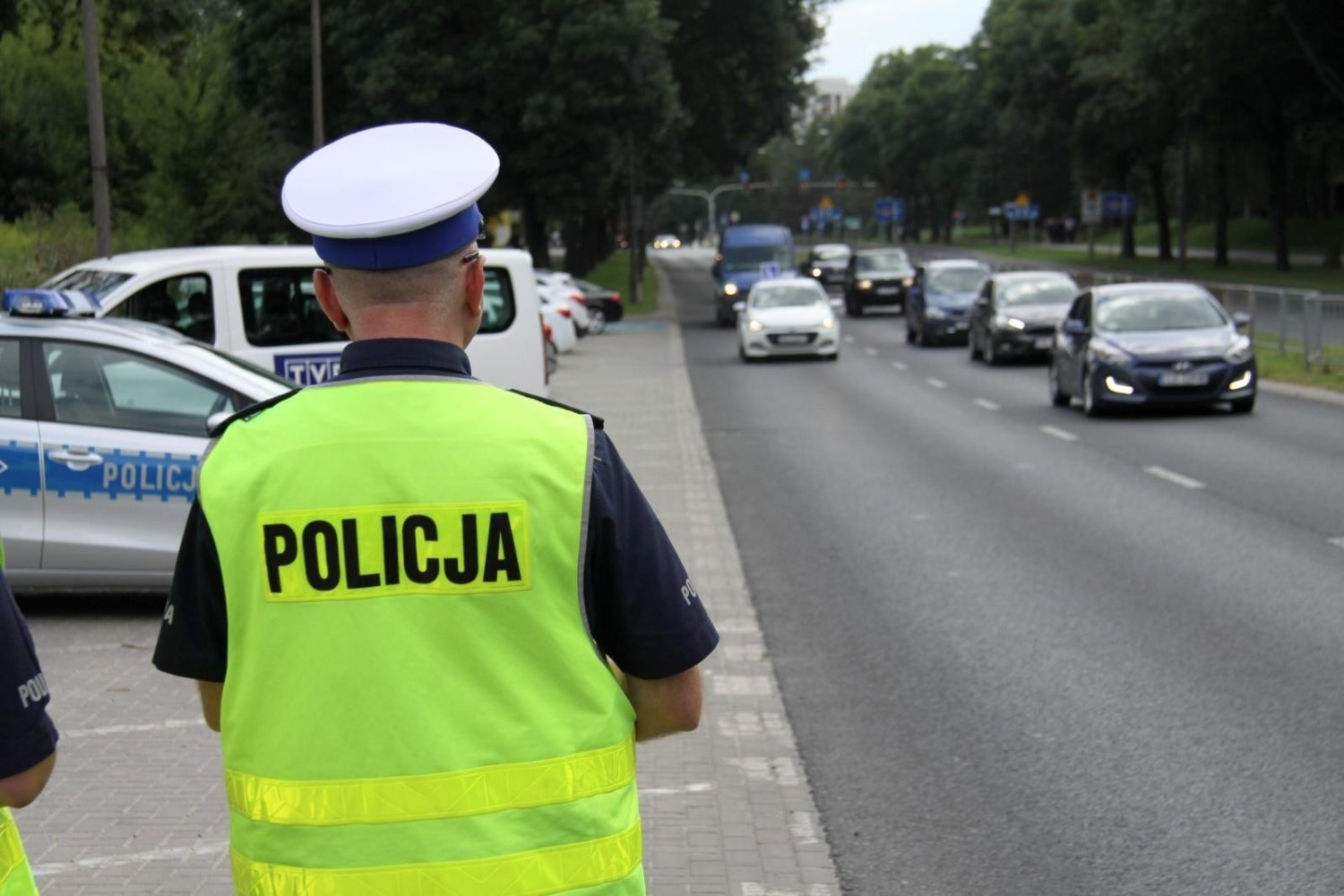 Sprawdzana będzie przede wszystkim prędkość, w tym także przez kaskadowo ustawione patrole, wyłapujące tych amatorów ścigania się na drogach, którzy zwolnią na widok pierwszej kontroli, a po jej minięciu już przyspieszają