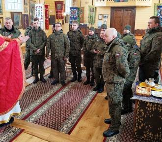 Wspólna modlitwa parafian oraz żołnierzy Wojsk Obrony Terytorialnej na granicy 