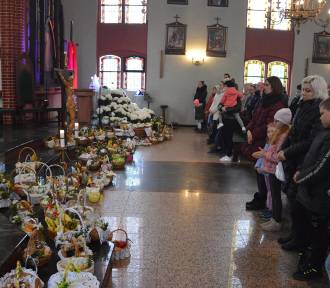 Święcenie pokarmów w kościele św. Kazimierza w Kartuzach | ZDJĘCIA