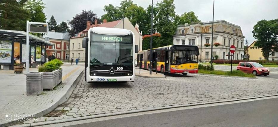 Najnowocześniejsze autobusy z napędem elektrycznym, hybrydowym i na gaz jeżdżą po Wałbrzychu i... znikają. To tylko testy - zdjęcia