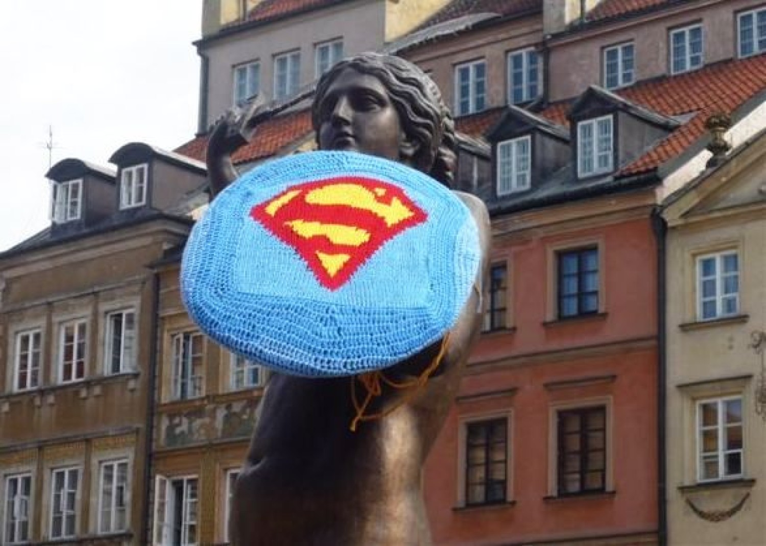 Syrenka z tarczą Supermana