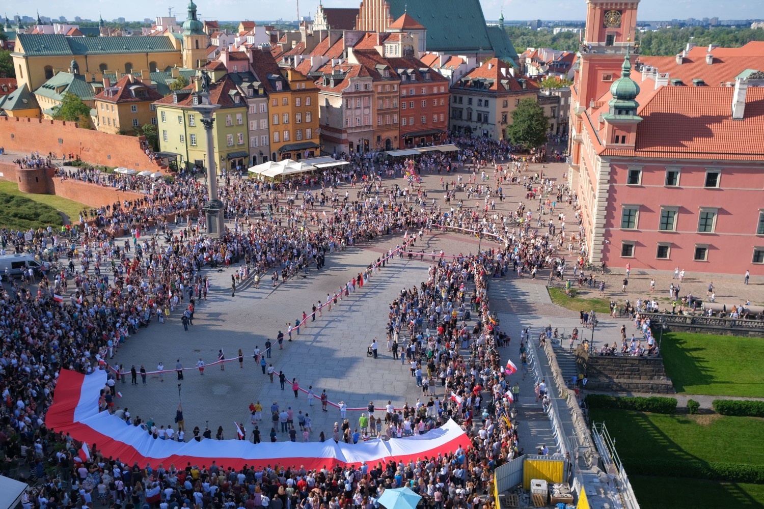Żywy Znak Polski Walczącej na placu Zamkowym. Mieszkańcy oddali hołd Powstańcom Warszawskim