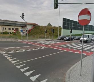 Fatalna organizacja ruchu pieszych na Ursynowie. Pięć razy przez pasy, by dojść na przystanek 