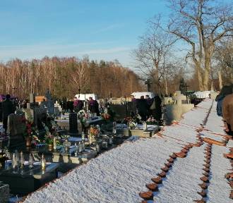 Tragedia w Unewlu. Pogrzeb matki i jej synów  na cmentarzu w Smardzewicach