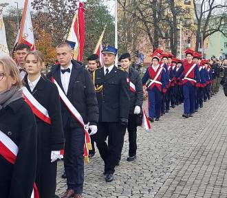 Tłumy przy pomniku marszałka Piłsudskiego z okazji Święta Niepodległości w Ostrowcu