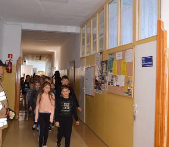  Błyskawiczna ewakuacja uczniów po alarmie ogłoszonym w szkole podstawowej w Bobowej.