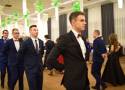 Studniówkę rozpoczęli tradycyjnie od poloneza! W pierwszej parze jak zawsze stanął dyrektor Artur Kukuła
