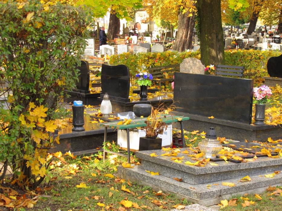 Wszystkich Świętych 2022 w Wałbrzychu: Organizacja ruchu przy cmentarzach, utrudnienia, ograniczenia, parkingi