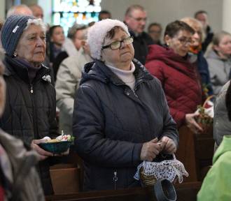 Wielkanocne święcenie pokarmów w kościele św. Klemensa w Głogowie. ZDJĘCIA