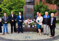 Delegacja „Solidarności” złożyła kwiaty pod pomnikiem Papieża w Legnicy, zdjęcia