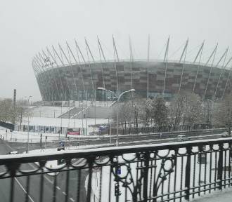 Sypnęło śniegiem! Warszawa zmieniła się w zimową krainę. Są ostrzeżenia IMGW