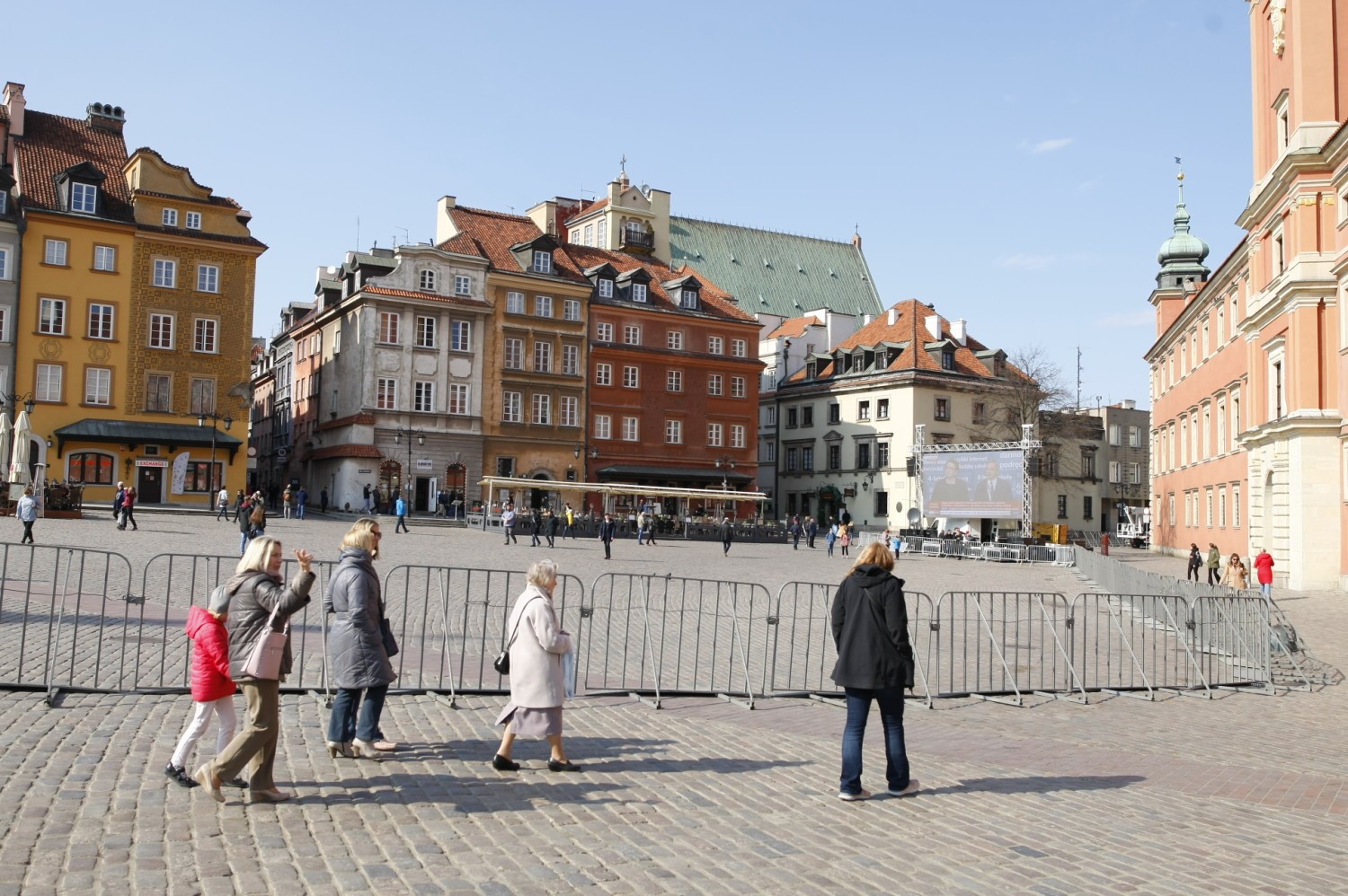 Krakowskie Przedmieście i Plac Zamkowy zagrodzone. Policja oddzieliła barierkami miejsce przemarszu od reszty miasta