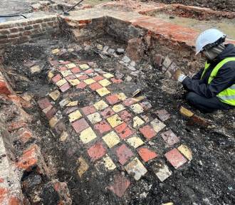 Kolejne ślady dawnej Warszawy. Robotnicy odkryli posadzkę przedwojennej kamienicy