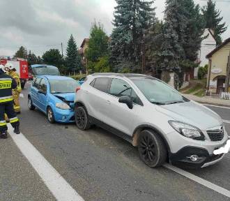 Wypadek na drodze krajowej tuż za Krakowem. Zderzenie pojazdów osobowych