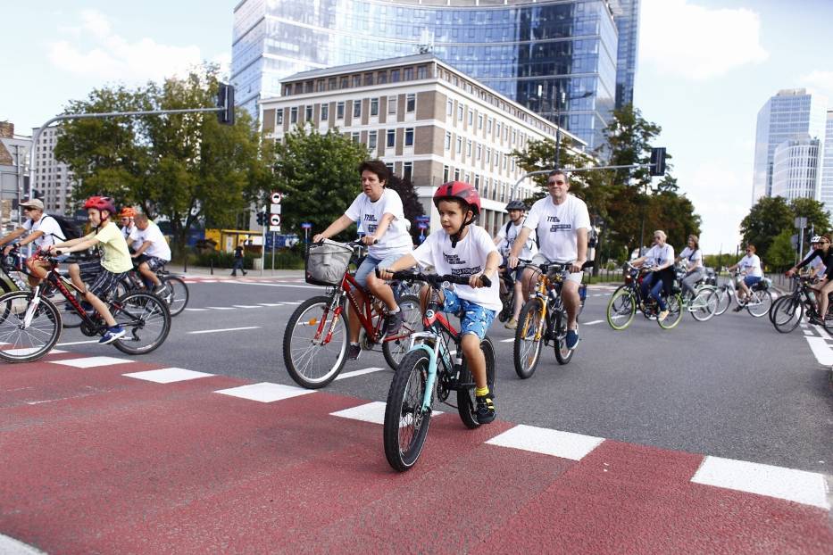 Masa Powstańcza 2021. Tłum rowerzystów przejechał przez Warszawę