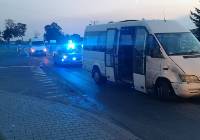 BMW uderzyło w busa z młodymi piłkarzami. Kierowca osobówki uciekł [ZDJĘCIA]