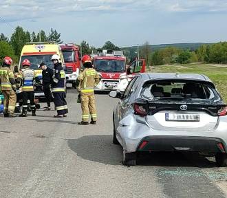 Wypadek motocyklisty na drodze pod Tarnowem. Kierowca jednośladu został ranny 