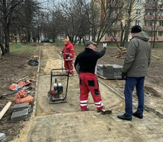 Prawie wiosenne prace w Radomiu. Nowe ławki na deptaku, klomby zamiast betonozy