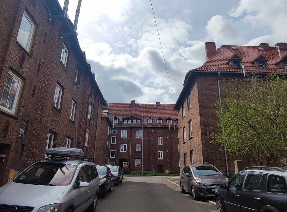 Najkrótsze ulice w Wałbrzychu: Ulica Cicha - dziś spokojny zakątek, dawniej w cieniu wielkiej fabryki - zdjęcia