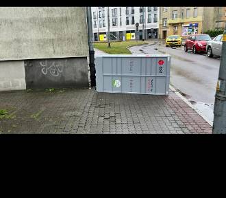 Dziwna sytuacja w Szczecinku. Automat do paczek na środku chodnika 