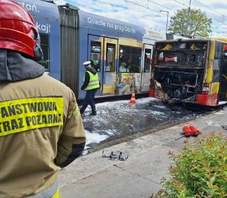 Pożar autobusu w centrum Wrocławia: Utrudnienia i szybka reakcja służb