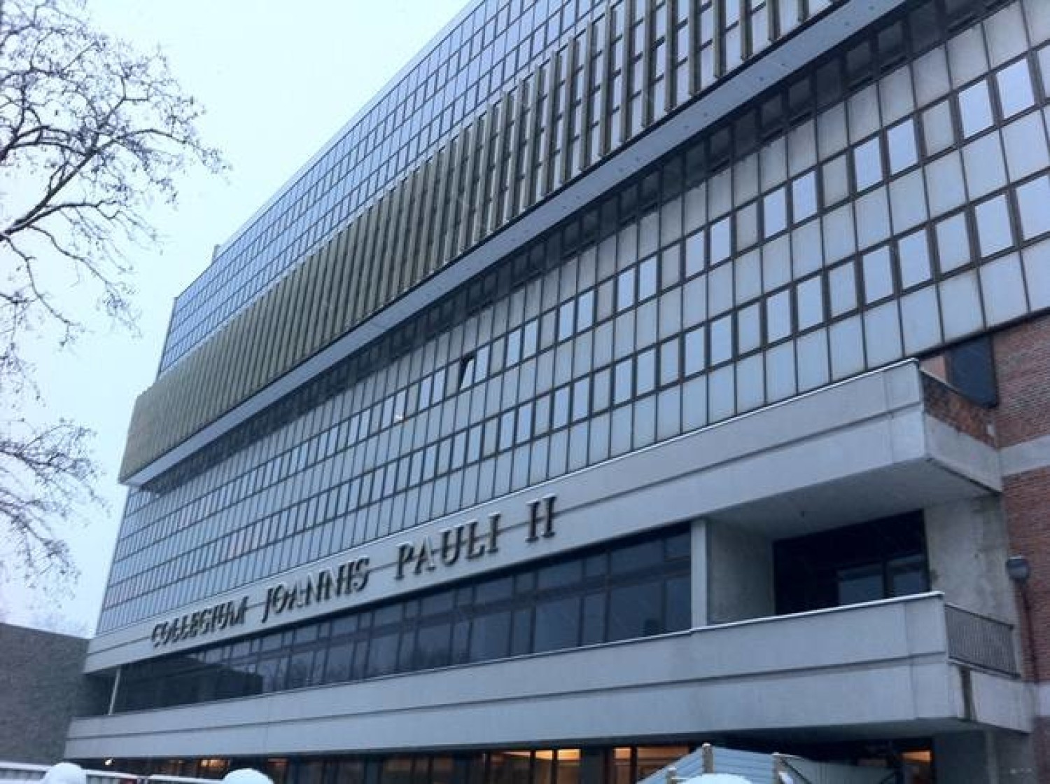 Najstarszy lubelski uniwersytet, a dokładnie Kolegium Jana Pawła II także nosiło piętno "nieszczęśliwego"