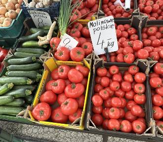 Ceny warzyw i owoców na targu w Końskich. Po ile pomidory, ogórki i śliwki? [ZDJĘCIA]