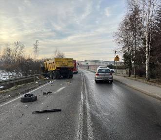 Zderzenie dwóch samochodów osobowych i ciężarówki w Gorzowie. Jedna osoba rana 