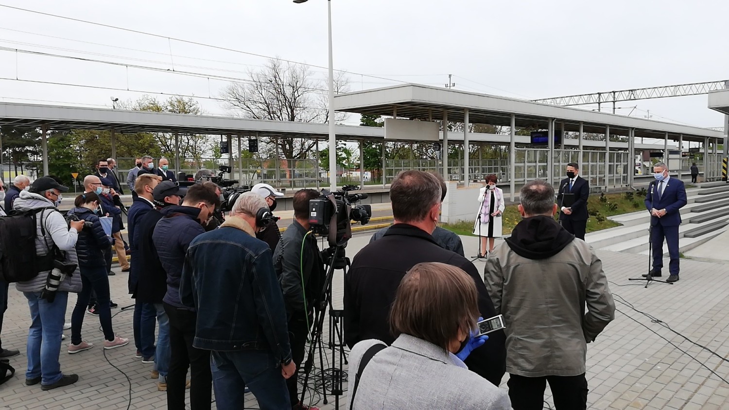 Podczas konferencji padło, między innymi pytanie o styl i pomysł na kampanię wyborczą Rafała Trzaskowskiego i o spadające - jak wynika z ostatnich sondaży - poparcie dla Andrzeja Dudy