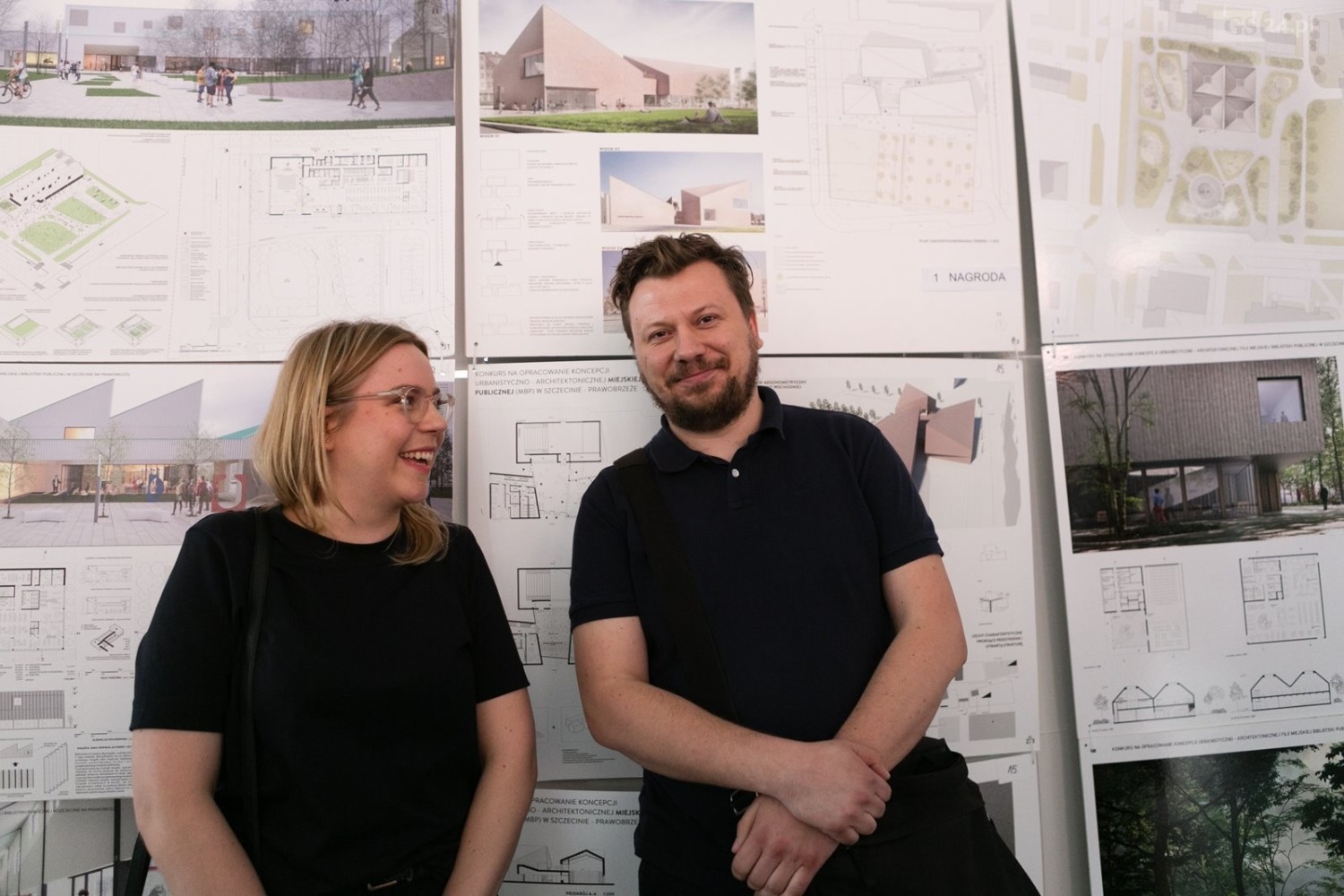 Karol Barcz (z prawej) i Kamila Buczkowska przy swoim projekcie nowej biblioteki