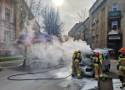 Poranna akcja strażaków na ulicy Chopina w Tarnowie. Gasili samochód, który zapalił się na drodze 