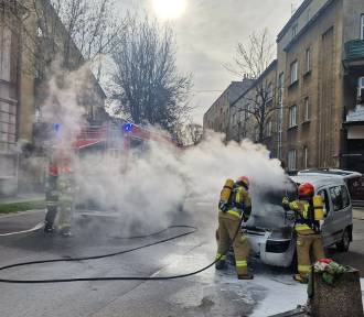 Pożar na ul. Chopina w Tarnowie. Strażacy gasili płonący samochód