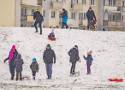 Sypnęło śniegiem w Inowrocławiu. Najmłodsi zjeżdżają na sankach z górki na Rąbinie