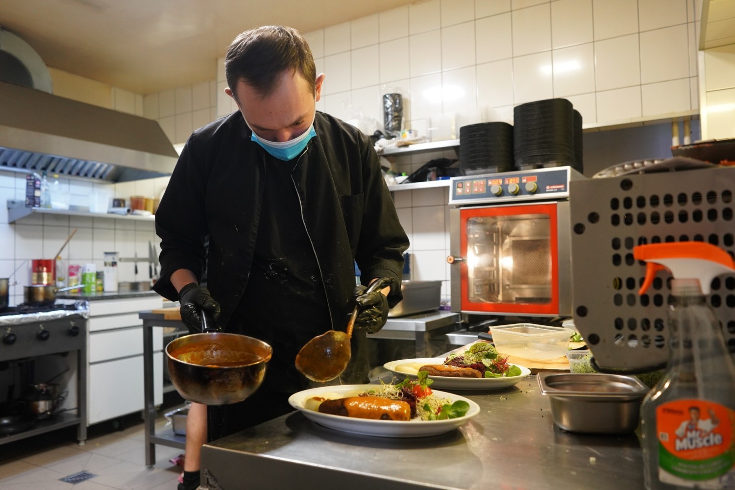 Szczaw i Mirabelki to pierwsza poznańska restauracja, która zdecydowała się otworzyć swój lokal i obsługiwać gości przy stolikach