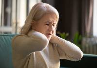 Ból karku może być oznaką choroby. Poznaj jego przyczyny i domowe sposoby leczenia 
