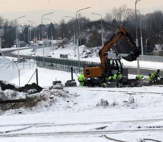 Legnica: Budowa zbiorczej drogi w okolicach ul. Koskowickiej, aktualne zdjęcia, video