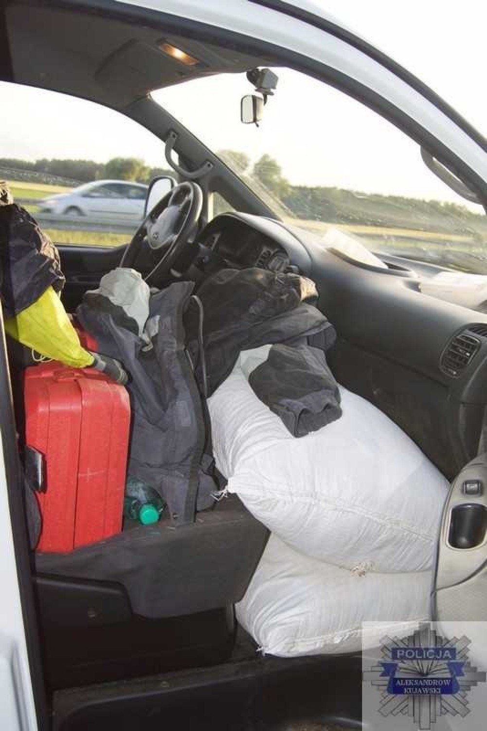 Prawie 100 kg krajanki tytoniowej bez akcyzy i marihuanę miał przy sobie kierowca, który wpadł na autostradowe barierki ochronne na wysokości Kuczka w gm