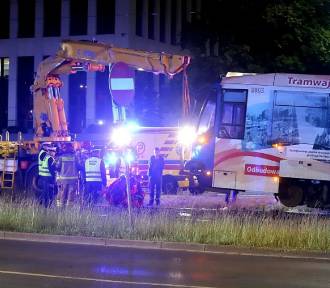 Dramatyczny wypadek we Wrocławiu: Mężczyzna wpadł pod tramwaj, nie wiadomo kim jest