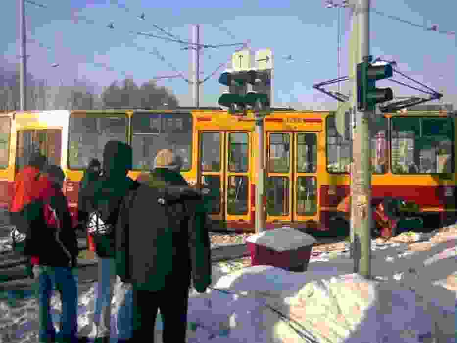 Pierwszy wózek wagonu skręcił w prawo, drugi po przestawieniu się zwrotnicy pojechał prosto
