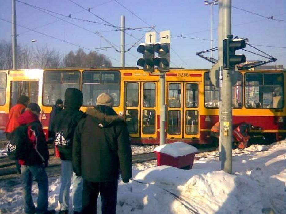 Pierwszy wózek wagonu skręcił w prawo, drugi po przestawieniu się zwrotnicy pojechał prosto