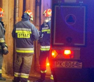 Pożar na osiedlu Dobrzec w Kaliszu. Policjanci wyprowadzili z mieszkania seniorkę