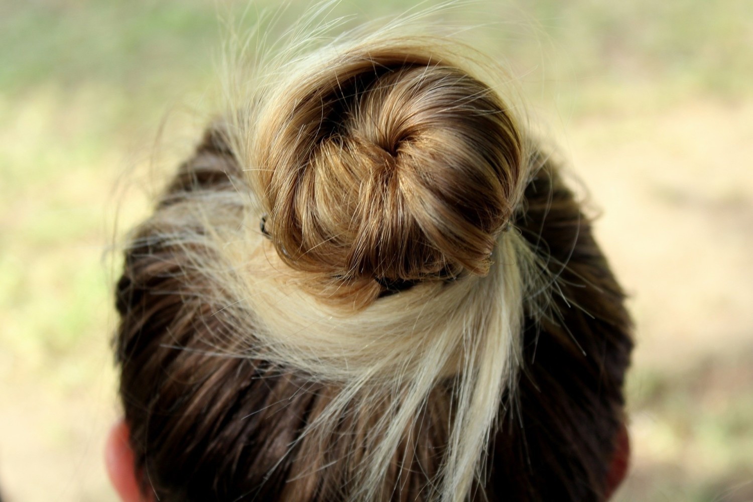 Double buns, czyli fryzura na dwa koki stała się hitem 2020 i 2021 roku