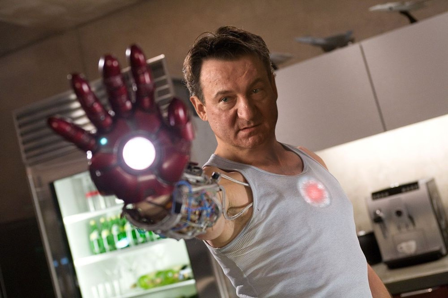 Iron Man - Robert WięckiewiczTony Stark, przemysłowiec i inżynier, buduje bojowy egzoszkielet i staje się korzystającym z tego pancerza superbohaterem zwanym „Iron Manem”