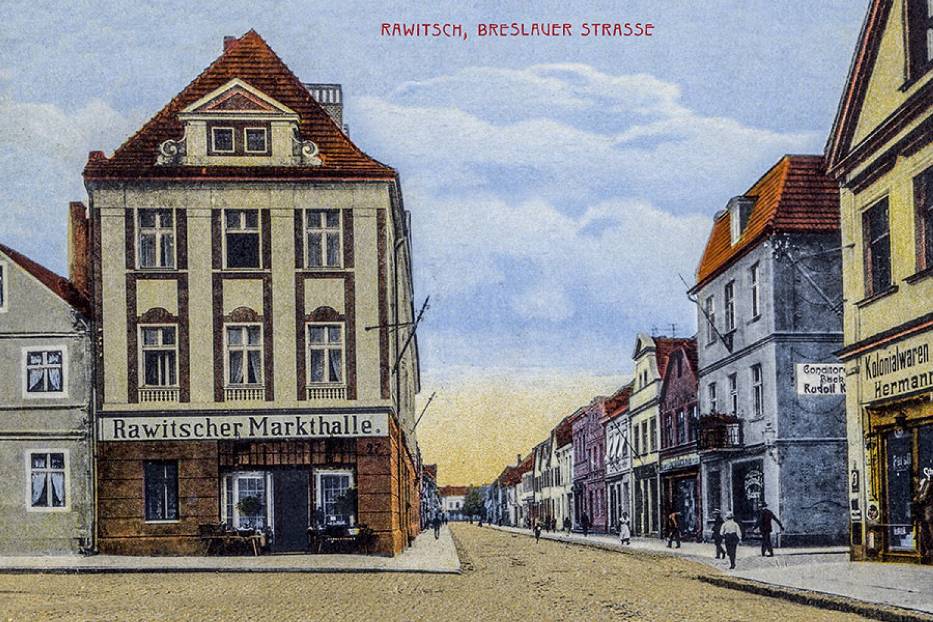 Pocztówka z epoki ukazująca kamienicę przy ulicy Grunwaldzka 25 w Rawiczu